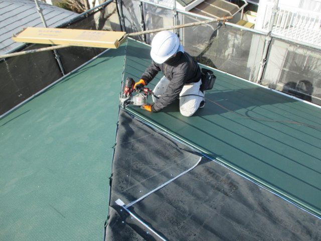 明石市の屋根カバー工事における屋根材の施工